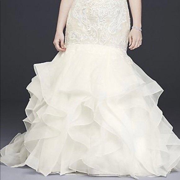 For Sale. Brand New Wedding Dress from David’s Bridal. Oleg Cassini Size 10US. - Picture 3 of 11